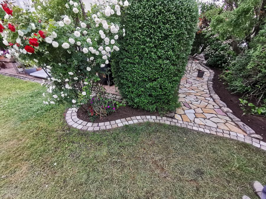 Wegeführung aus Porphyr Polygonalplatten - Mähkante Naturstein