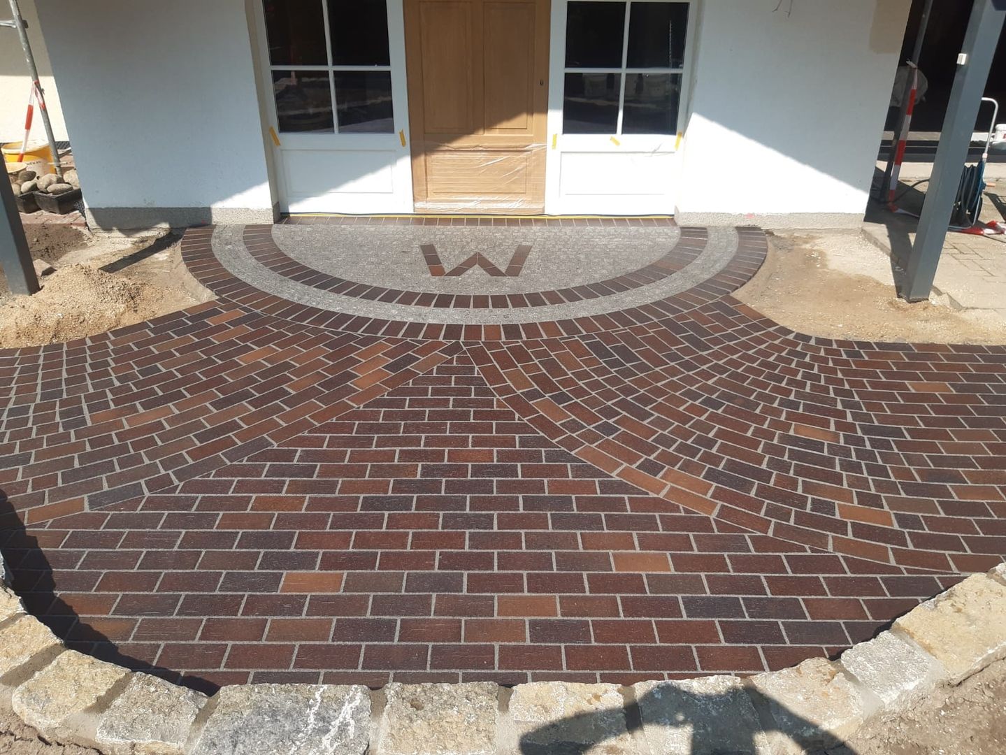 Wegeführung aus Pflasterklinker rot-bunt geflammt - Eingangsbereich Granit Natursteinpflaster