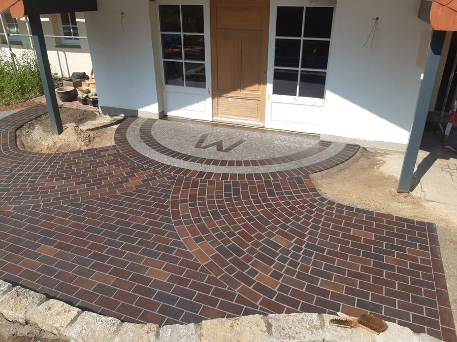 Eingangsbereich Granit Natursteinpflaster (rot-bunt geflammt)